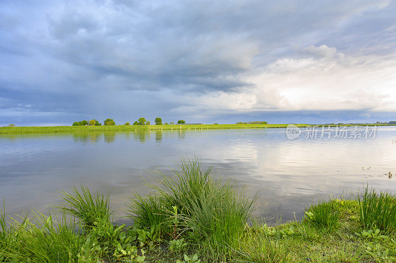 雷雨云接近IJsseldelta Kampen附近的reevdiep水道